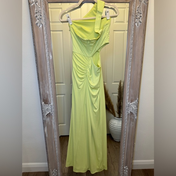 BCBG MaxAzria One Shoulder Cut Out Gown
Lime Sherbet XS - Picture 7 of 10